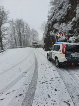 Atención de la Guardia Civil en las carreteras navarras.