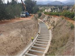 Obras en curso en uno de los canales de riego del Delta de l'Ebre