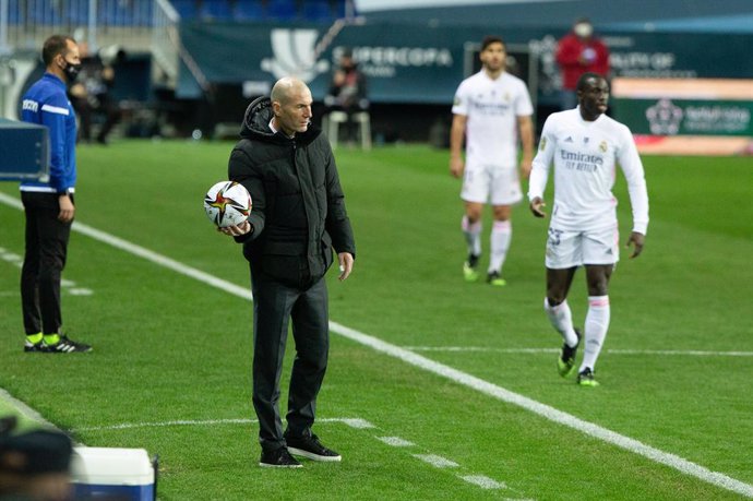 Archivo - Zinedine Zidane, head coach of Real Madrid, during the Spanish SuperCup Second Semifinal between Athletic Club Bilbao and Real Madrid Club de Futbol at La Rosaleda Stadium on January 14, 2021 in Malaga, Spain.