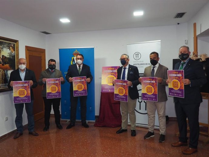 Este viernes se ha presentado el cartel anunciador y la propia guía elaborada por el Consejo de Hermandades y Cofradías y la Asociación de Hosteleros con la colaboración municipal de Alcalá de Guadaíra.