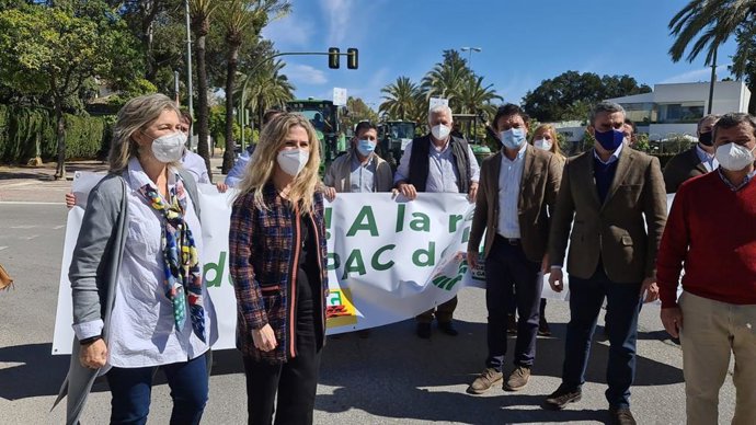Mestre y cargos del PP en la tractorada en Jerez conta la PAC
