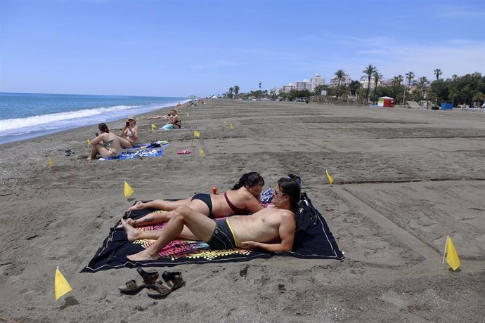 Archivo - Las playas de Vélez Málaga, parceladas para mantener la distancias entres sus usuarios en el primer día de la Fase 2 en el que se permite el uso de dichas playas para tomar el sol y bañarse.. Málaga a 01 de junio del 2020