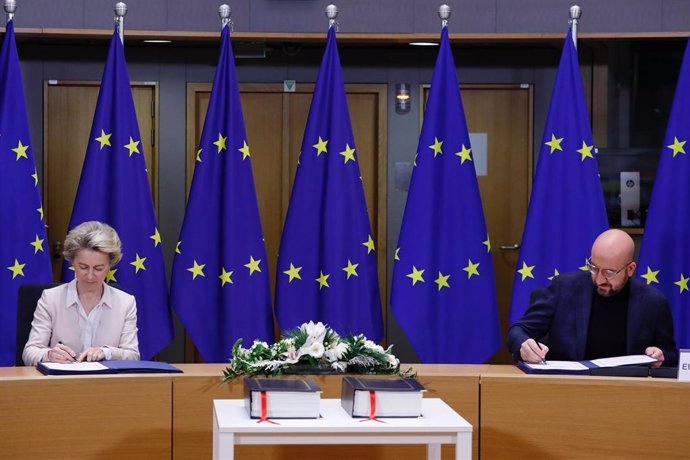 Archivo - La presidenta de la Comisión Europea, Ursula von der Leyen, junto al presidente del Consejo Europeo, Charles Michel
