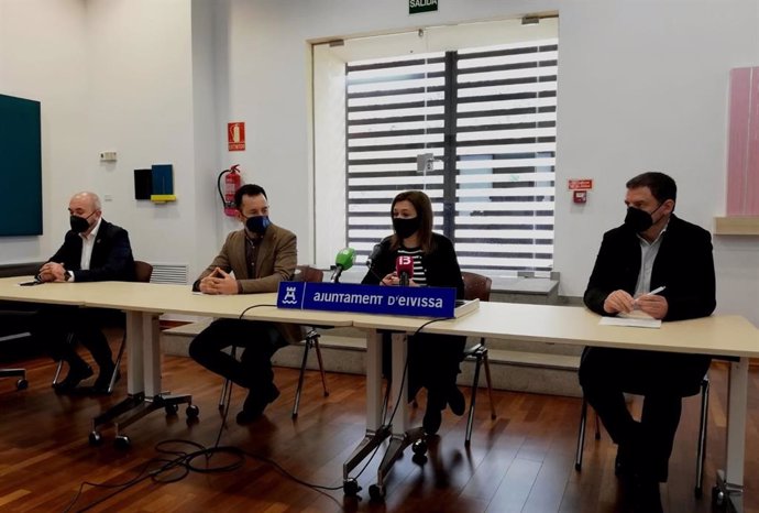 La consellera de Presidencia, Función Pública e Igualdad, Mercedes Garrido; el director de la Administración del Estado en las Pitiusas, Enrique Sánchez, y el alcalde de Ibiza, Rafa Ruiz.