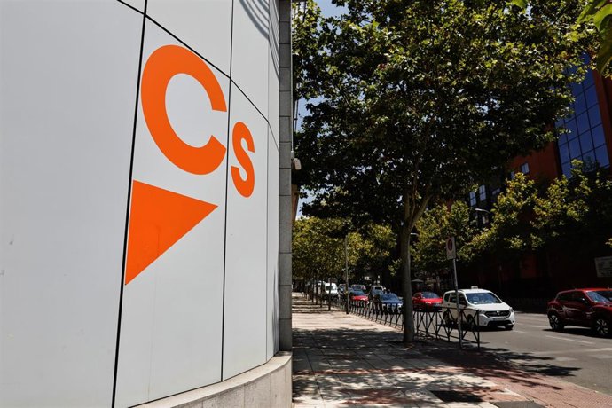 Archivo - Logo de Ciudadanos en el edificio de la sede del partido, situado en la calle Alcalá, en Madrid (España), a 24 de julio de 2020.