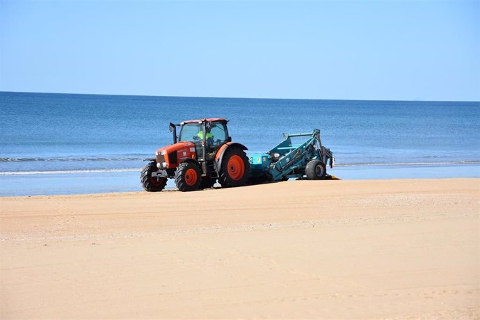 Labores de limpieza en la playa de Punta Umbría.