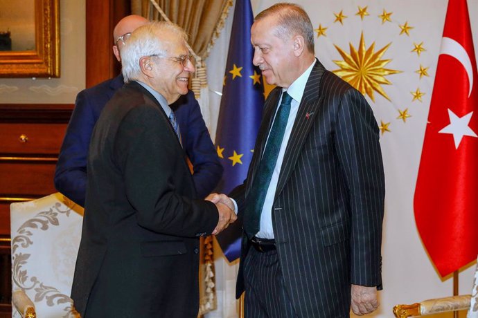 Archivo - HANDOUT - 04 March 2020, Turkey, Ankara: Turkish President Recep Tayyip Erdogan (R) shakes hands with European Union High Representative for Foreign Affairs and Security Policy Josep Borrell ahead of their meeting in the Presidential Complex. 