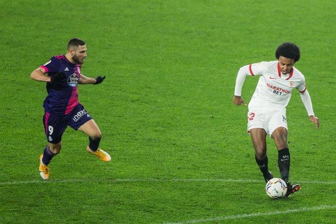 Archivo - Shon Weissman y Jules Koundé en un Sevilla-Valladolid