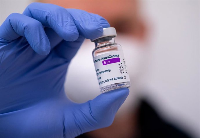 Un trabajador sanitario sostiene un vial de la vacuna contra la COVID-19 de AstraZeneca en Múnich, Alemania. 