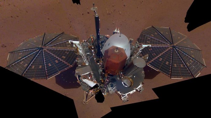 Archivo - El aterrizador InSight de la NASA usó una cámara en su brazo robótico para tomar su primer selfie en la superficie de Marte, un mosaico formado por 11 imágenes