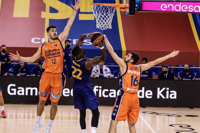 Archivo - Cory Higgins y Nikola Kalinic en un Bara-Valencia Basket