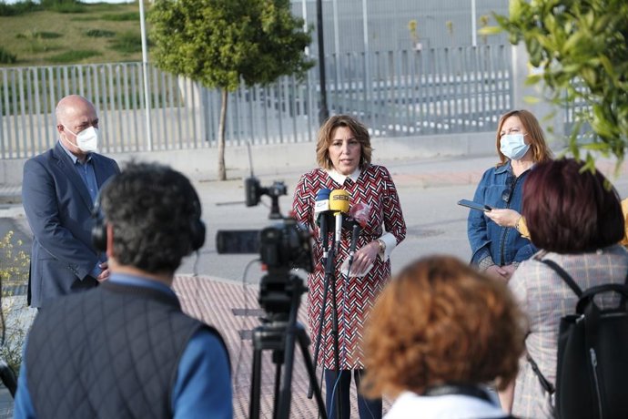 Susana Díaz con Esperanza Caro y Antonio Ruiz en las puertas del Hospital de Palma del Río.
