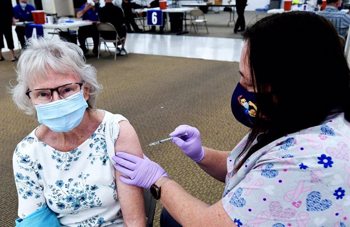 Archivo - 29 January 2021, US, Leesburg: A woman receives a dose of the Pfizer/BioNtech coronavirus vaccine at a walk-in COVID-19 vaccination POD inside a vacant Sears store at the Lake Square Mall. Photo: Paul Hennessy/SOPA Images via ZUMA Wire/dpa