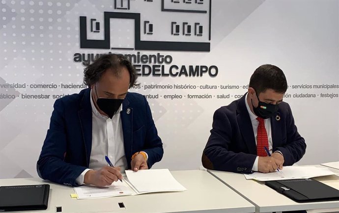 Firma de convenio para colaborar en la construcción de una piscina climatizada cubierta en Torredelcampo (Jaén)