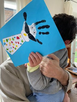 El presidente gallego recibe un regalo de su hijo por el Día del Padre.