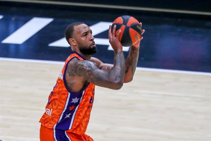 Archivo - Derrick Williams lanza a canasta