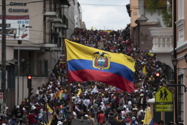 Un manifestante ondea una bandera ecuatoriana cerca del Palacio Presidencial de Carondelet durante las protestas contra el fin de los subsidios a la gasolina y el diesel anunciadas por el Gobierno.