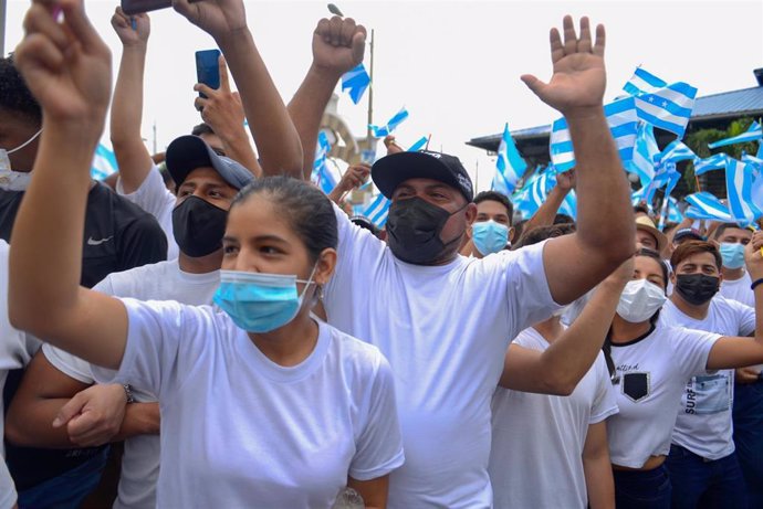 Ciudadanos de Guayaquil se reúnen para mostrar su apoyo a la decisión del gobierno local de emprender una acción legal contra Pfizer para asegurar una compra directa local de vacunas.