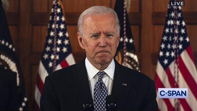 Joe Biden dando un discurso después de visitar la comunidad asiática en Atlanta que sufrió un ataque armado