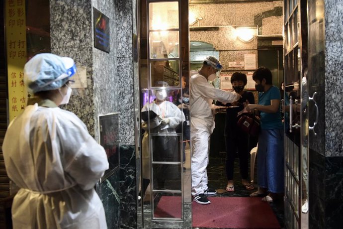 15 March 2021, China, Hong Kong: Health workers conduct a coronavirus testing campaign for the residents of the 4 buildings, which are blocked due to the spread of the pandemic. Photo: -/TPG via ZUMA Press/dpa