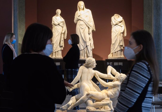 15 March 2021, Saxony, Dresden: Visitors observe the sculptures at the Zwinger museum of the Dresden State Art Collections (SKD) which has been reopened their museums on Monday after weeks of closure due to restrictions impose to curb the spreading of c