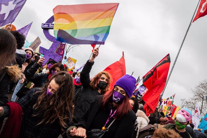 06 March 2021, Turkey, Istanbul: Protesters take part in a demonstration ahead of International Women's Day and to condemn violence against women. Photo: Tunahan Turhan/SOPA Images via ZUMA Wire/dpa