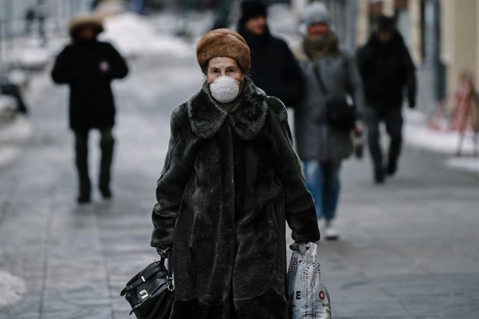 Una mujer con mascarilla en Moscú