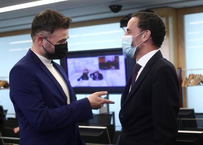 El portavoz parlamentario de ERC, Gabriel Rufián (i), el portavoz de Cs, Edmundo Bal (d), y el extesorero del PP, Luis Bárcenas (en la pantalla), durante la Comisión de Investigación sobre la utilización de medios de Interior para favorecer al PP y anul