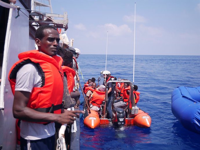 Archivo - 26 August 2019, Libya, --: African migrants are pictured after they were rescued by the German aid ship "Eleonore" at the Mediterranean Sea. Photo: Johannes Filous/dpa