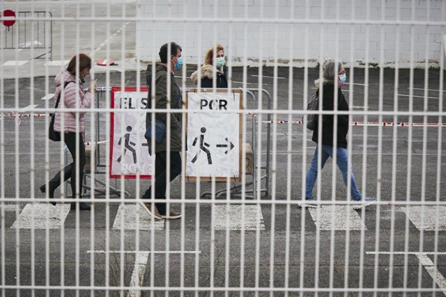 Archivo - Varias personas acuden a realizarse test de antígenos o PCR de detección del COVID-19 al Recinto ferial de Navarra (REFENA)