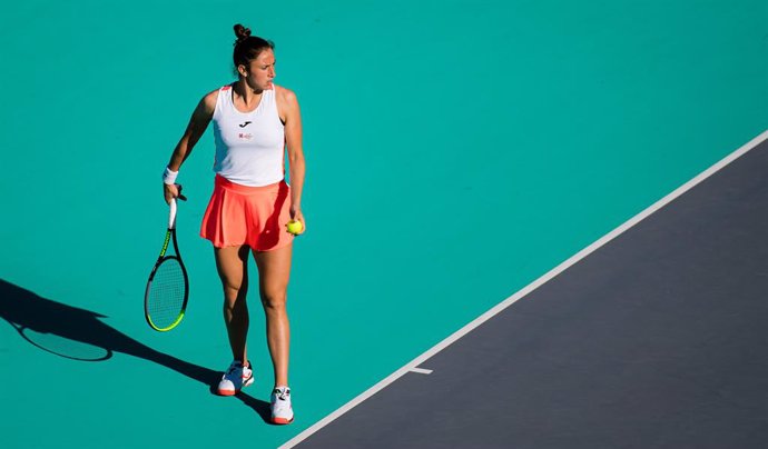 Archivo - Sara Sorribes Tormo of Spain in action during her quarter final match at the 2021 Abu Dhabi WTA Womens Tennis Open WTA 500 tournament against Marta Kostyuk of Ukraine