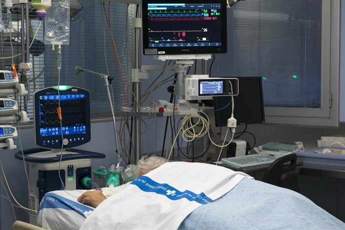Archivo - Un paciente ingresado en la Unidad de Cuidados Intensivos (UCI) para enfermos de coronavirus del Hospital Universitario Dr. Josep Trueta de Girona.
