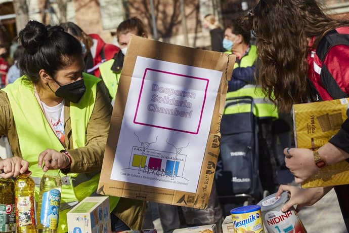 Varios miembros de la Despensa Solidaria de Chamberí reparte alimentos a familias vulnerables 