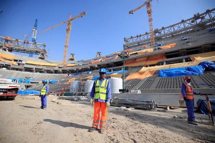 Archivo - Construcción de un estadio de fútbol en Qatar