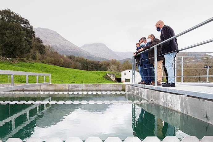 El presidente de Cantabria, Miguel Ángel Revilla, y el consejero de Obras Públicas, Ordenación del Territorio y Urbanismo, José Luis Gochicoa, inauguran la Estación de Tratamiento de Agua Potable de Ramales