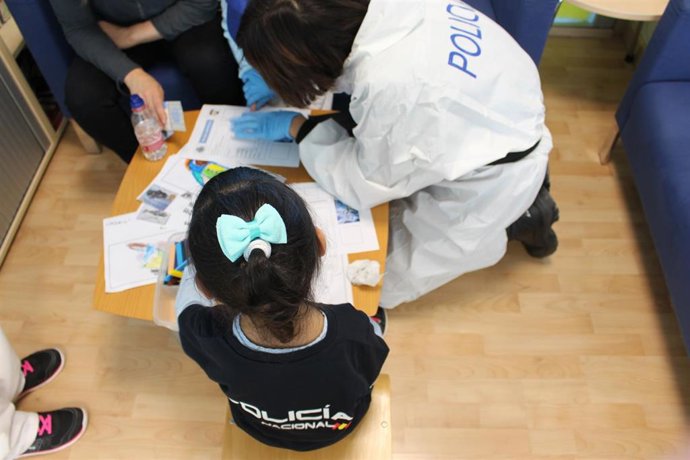 Nota De Prensa: "La Policía Nacional Detiene A Una Mujer Por Maltratar A Su Marido E Hijo"