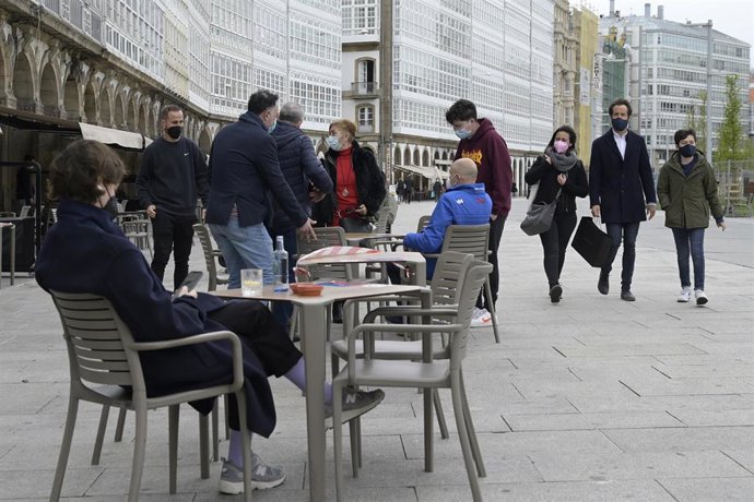 Varias personas en la terraza de un restaurante, en A Coruña, Galicia (España), a 19 de marzo de 2021. A Coruña se encuentra en el nivel medio de restricciones, en el que la hostelería cerrará a las 21 horas como en toda la comunidad, pero el aforo en e