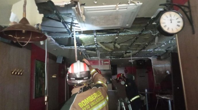 Bomberos de Valladolid intervienen tras el desprendimiento de un falso techo en un bar en la calle Doctor Moreno.