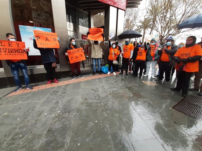 Más de una veintena de personas se concentran en Palma en apoyo a la PAH para reivindicar "una ley social de vivienda"
