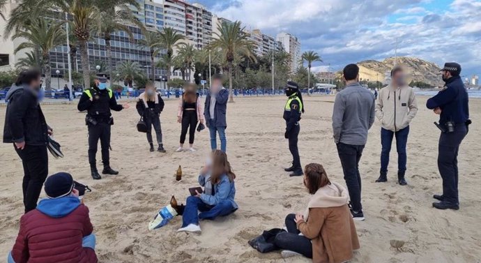 Agentes de la Policía Local de Alicante intervienen en un botellón en la playa