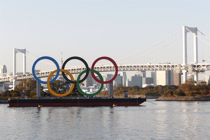 Archivo - 01 December 2020, Japan, Tokyo: Giant Olympic rings can be seen after being reinstalled at the waterfront area in Odaiba Marine Park. Photo: Rodrigo Reyes Marin/ZUMA Wire/dpa