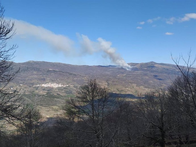 Columna de humo en el Valle del Jerte.