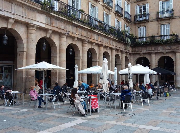 Archivo - Clientes en terrazas de Bilbao