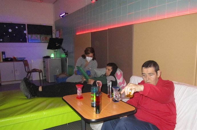 Personas con diversidad intelectual en una sala multisensorial del IVASS