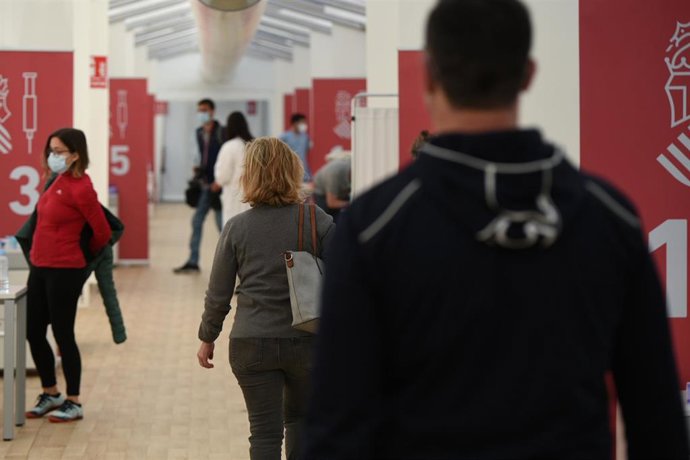 Varias personas acuden a un dispositivo de vacunación contra la Covid-19 en el Hospital de campaña de La Fe