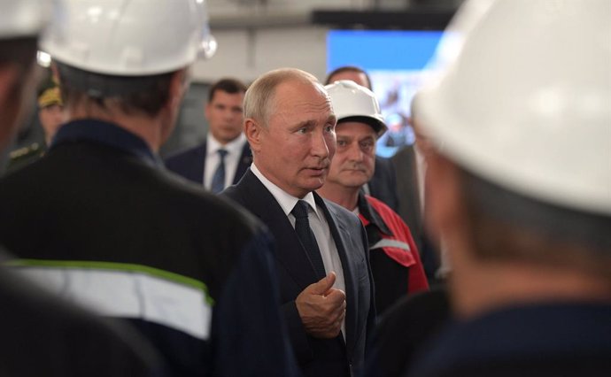 Archivo - HANDOUT - 20 July 2020, ---, Crimea: Russian President Vladimir Putin (C) speaks with employees of the Kerch's Zaliv shipyard during his trip to Crimea. Photo: -/Kremlin/dpa - ATTENTION: editorial use only and only if the credit mentioned abov