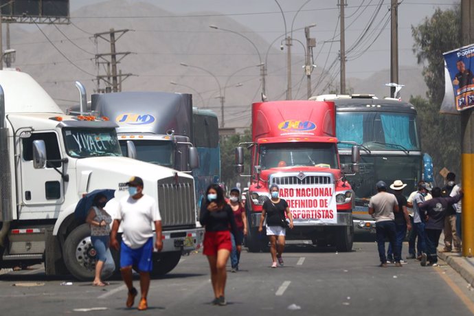 Paro indefinido de transportistas en Perú