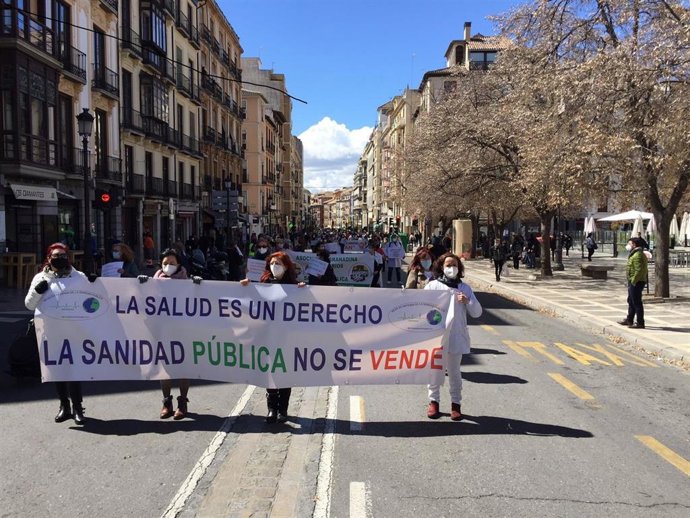 Centenares de personas convocadas por Marea Blanca protestan en Andalucía contra los "recortes" en la sanidad pública