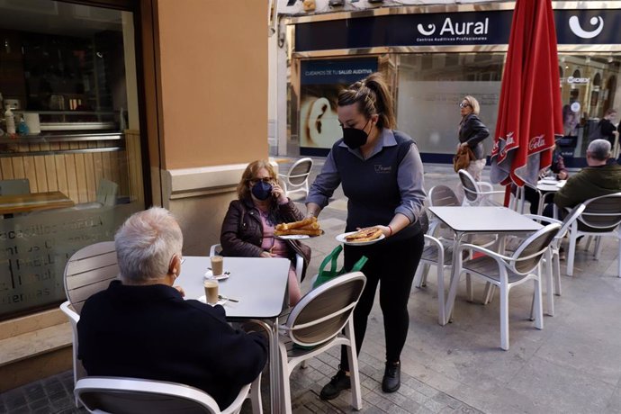 Archivo - Terraza de un bar en Málaga capital