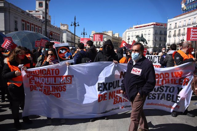 Varias personas con una pancarta durante la manifestación 'Por una ley que garantice el derecho a la vivienda', en la Puerta del Sol, Madrid (España) a 20 de marzo de 2021. Durante la protesta, miembros de Podemos han calificado de "inasumible" la propu